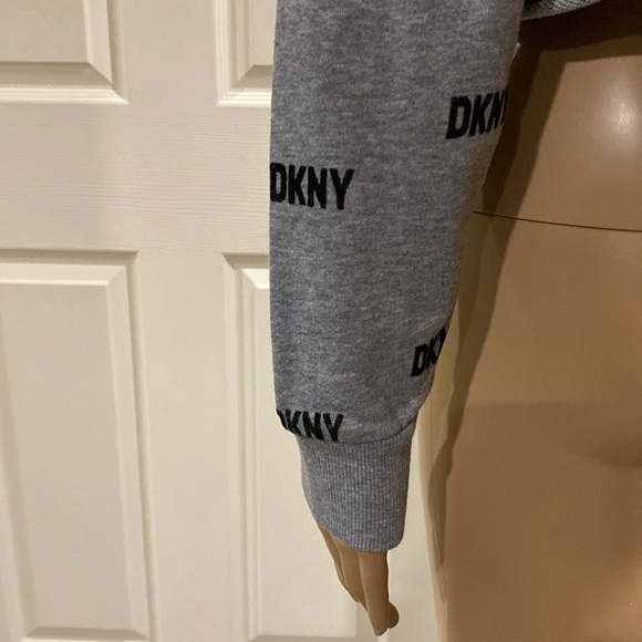 DKNY - Cropped sweater with black logo print Sz M - Picture 14 of 15